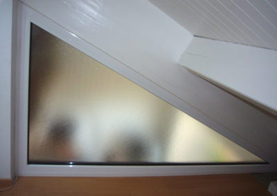 Fenêtre Aluminium en triangle. Verre sablé