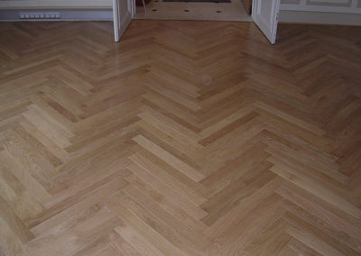 Parquet Chêne bâton rompu vernis satiné. 70 mm de large.