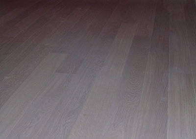 Parquet Chêne blanchi, vernis patine. 164 mm de large.