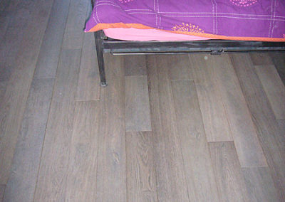 Parquet 140 mm de large. Vernis gris mat.