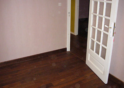 Parquet Chêne vieilli vernis satiné. 90 mm de large.