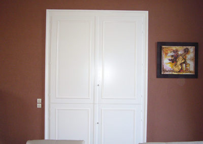 Placard portes ouvrantes, laqué blanc