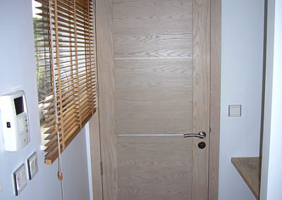 Porte intérieure chêne massif blanchi avec insert inox